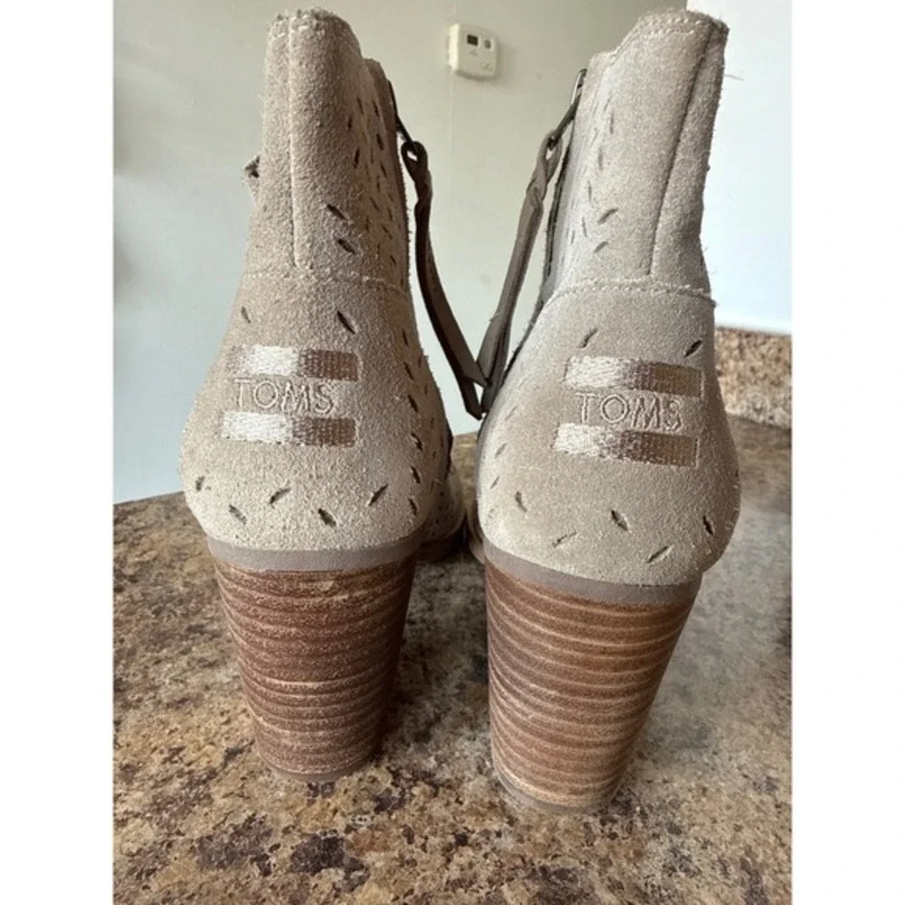 TOMS Majorca Size 10 Peep Toe Booties Desert Taupe Suede Perforated Ankle Boots‎